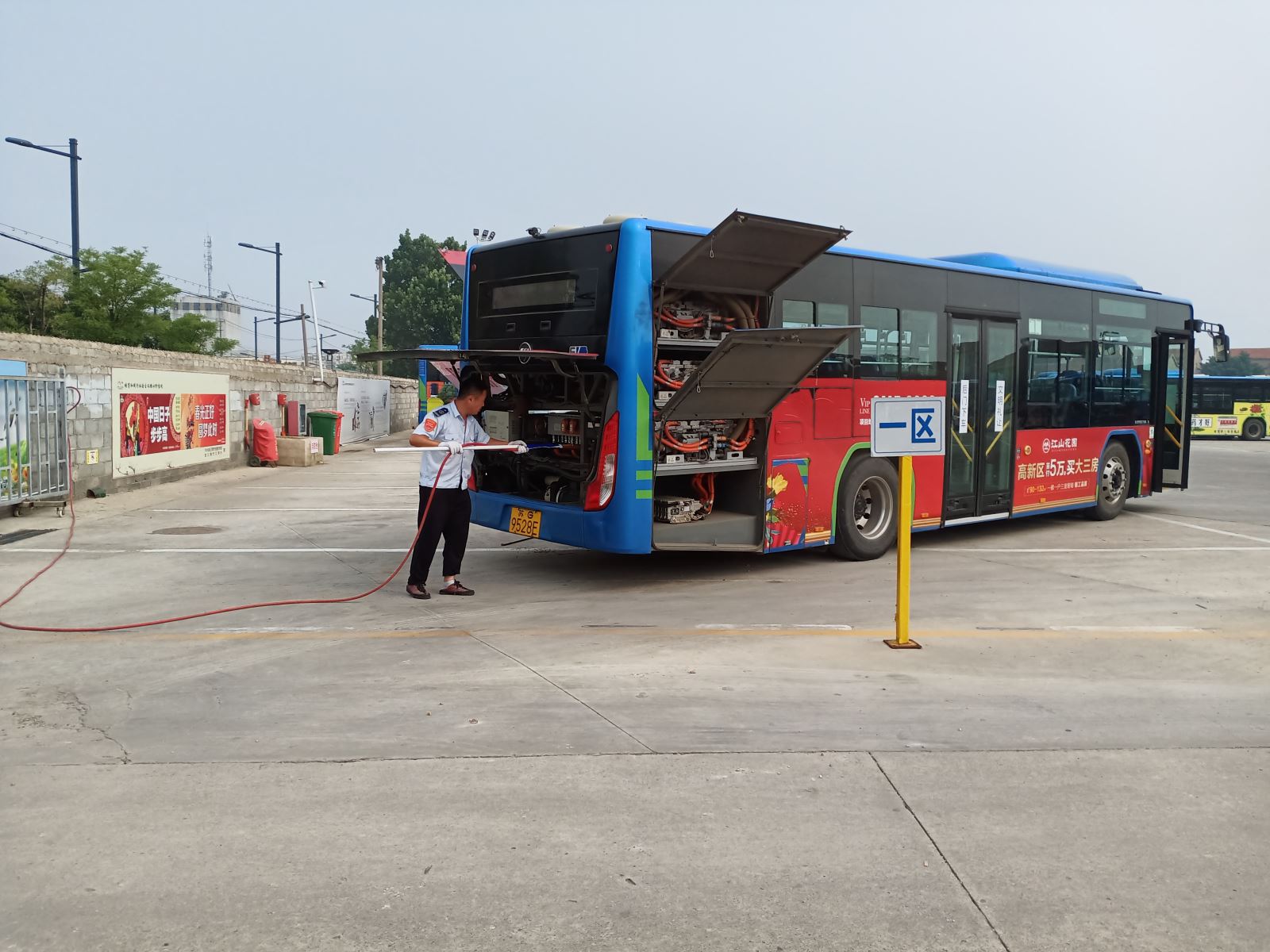 公交集團(tuán)公交事業(yè)一部為場(chǎng)站安裝氣泵確保車輛電池倉(cāng)清潔衛(wèi)生